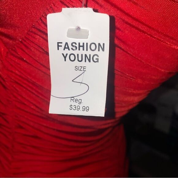 Red bodycon dress, adjustable straps, zip back, adj rouching, and gathering - Picture 8 of 10